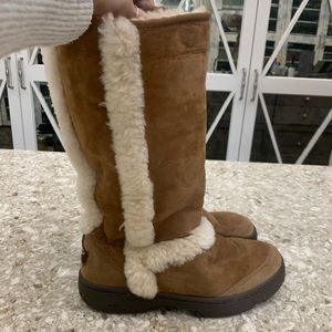 UGG Women’s Sunburst Boots Sz 9